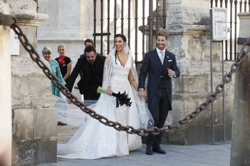 Pilar Rubio y Sergio Ramos saliendo como marido y mujer de la catedral de Sevilla.