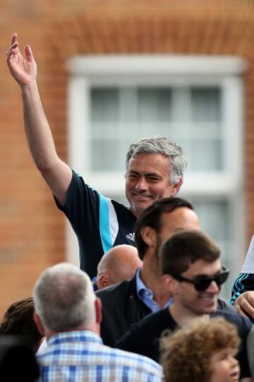 LONDON, ENGLAND - MAY 25: Chelsea manager Jose Mourinho interacts with the crowd duing the Chelsea FC Premier League Victory Parade on May 25, 2015 in London, England. (Photo by Ben Hoskins/Getty Images)