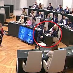 Dimite un concejal del PSOE de Madrid tras tocarle la cara tres veces a Almeida