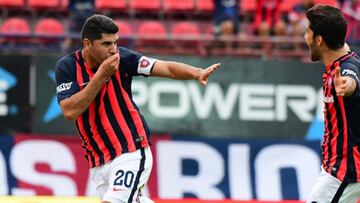 Néstor Ortigoza celebra un gol con San Lorenzo.