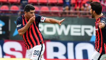 N&eacute;stor Ortigoza celebra un gol con San Lorenzo.