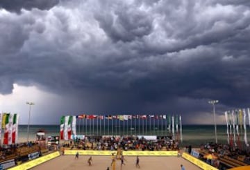 Ajenos a la tormenta que se les viene encima están estos jugadores de voley playa y los numerosos espectadores que están contemplando este partido en Irán.