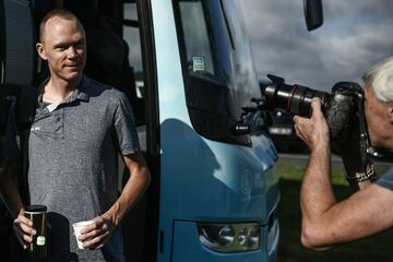 El británico Chris Froome posa delante del autobús del Team Sky minutos antes de salir a entrenar por primera vez para el Tour de Francia de este año.
Ha declarado que es un alivio poder participar en la carrera después de dar positivo en las pruebas de d