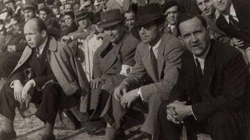 De izquierda a derecha: el ex boxeador y masajista Pepe Martín, el delegado Francisco Martín España, el entrenador Jacinto Quincoces y el utillero Benjamín Simón, en el banquillo de Torrero antes de un partido del Zarago