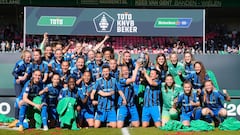 Las futbolistas del Ajax celebran la consecuci&oacute;n de la Copa tras imponerse al PSV por 1-2.