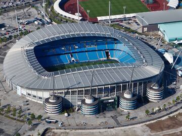 El Estadio Ciudad de Mánchester (City of Manchester Stadium en inglés), conocido desde 2011 como Etihad Stadium por razones de patrocinio,1​ también conocido como COMS o Eastlands, es un estadio situado en la ciudad de Mánchester, que es el estadio oficial del Manchester City. Originalmente fue diseñado para la candidatura fallida de Mánchester para albergar los Juegos Olímpicos de verano de 2000. Finalmente, el estadio fue construido para los Juegos de la Mancomunidad de 2002 con un coste económico de su construcción de 110 millones de libras esterlinas. Tras la finalización de los juegos, el estadio fue convertido en un campo de fútbol y se convirtió en la sede habitual del Manchester City Football Club, que juega en la FA Premier League. El Manchester City dejó su antiguo campo de Maine Road en 2003, firmando un contrato de arrendamiento por el que podría jugar sus partidos como local en el Estadio Ciudad de Mánchester durante 250 años.2​ Su dirección es Rowsley Street, Manchester M11 3FF.