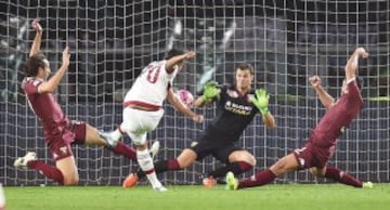 Carlos Bacca anota su cuarto gol con el Milan