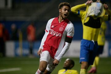 El de Lelystad,un municipio de los Países Bajos, capital de la provincia de Flevoland, llegó a las categorías inferiores del Ájax procedente del VV Unicum. Ya ha debutado con la selección absoluta de Países Bajos.