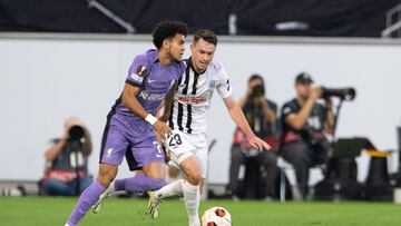 Liverpool's Colombian midfielder #07 Luis Diaz and Linzer ASK's Austrian midfielder #29 Florian Flecker vie for the ball during the UEFA Europa League Group E football match Linzer ASK v Liverpool in Linz, Austria on September 21, 2023. (Photo by Reinhard EISENBAUER / APA / AFP) / Austria OUT