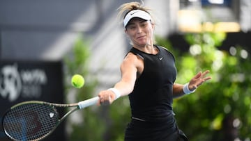 La tenista española Paula Badosa devuelve una bola durante su partido ante Beatriz Haddad Maia en el Adelaide International.
