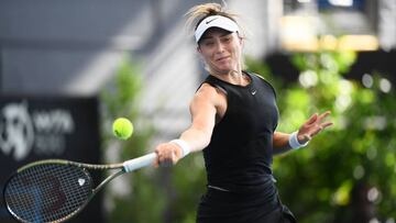 La tenista espa?ola Paula Badosa devuelve una bola ante la brasile?a Beatriz Haddad Maia en su partido de cuartos de final del Adelaide International 2.