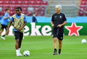 Lookman y Gasperini, durante el entrenamiento del Atalanta en Varsovia.