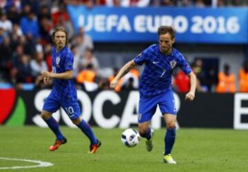 Rakitic y Modric en el partido contra Turquía de la pasada Eurocopa de Francia. Ambos forman la medular de la selección croata de fútbol.