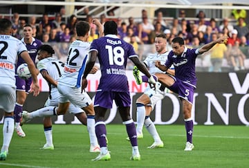 Florence (Italy), 17/09/2023.- Fiorentina's midfielder Giacomo Bonaventura (R) scores the 1-1 goal during the Italian serie A soccer match between ACF Fiorentina and Atalanta BC, in Florence, Italy, 17 September 2023. (Italia, Florencia) EFE/EPA/CLAUDIO GIOVANNINI
