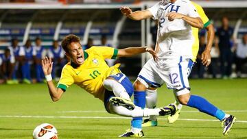 En los enfrentamientos entre Brasil y Honduras, siempre le tocaba al pivote hondureño Peralta la dura labor de marcar individualmente a Neymar.
