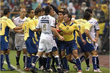 El campeón del Apertura 2004, Pumas, y el monarca del Clausura 2005, América, se enfrentaron para disputar el trofeo de Campeón de Campeones de ese año. La ida terminó sin anotaciones en Ciudad Universitaria, pero la vuelta terminó con marcador de 2-1 para los azulcremas, gracias a las anotaciones de Kleber Boas.
