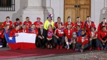 CON LA COPA. Los campeones posan con el trofeo junto a la presidenta Bachelet en el Palacio de la Moneda. La mandataria ha disfrutado durante todo el torneo.