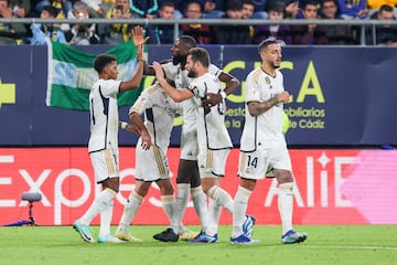 Los jugadores del Real Madrid celebran el segundo gol al Cádiz. 