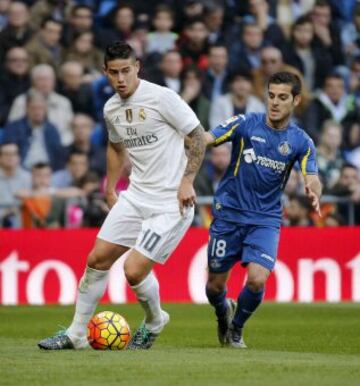 GRA155. MADRID, 05/12/2015.- El centrocampista colombiano del Real Madrid James Rodríguez (i) pelea un balón con el centrocampista del Getafe Víctor Rodríguez durante el partido de la decimocuarta jornada de liga en Primera División que se disputa esta tarde en el estadio Santiago Bernabéu. EFE/Zipi