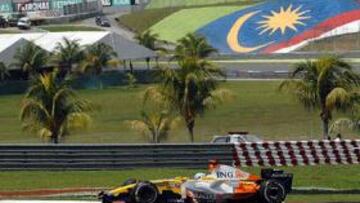 <b>MORBO. </b>Alonso salía esta mañana al lado de Kovalainen y justo por delante de Hamilton, pero su verdadero objetivo era acabar entre los pilotos que optan a los puntos.