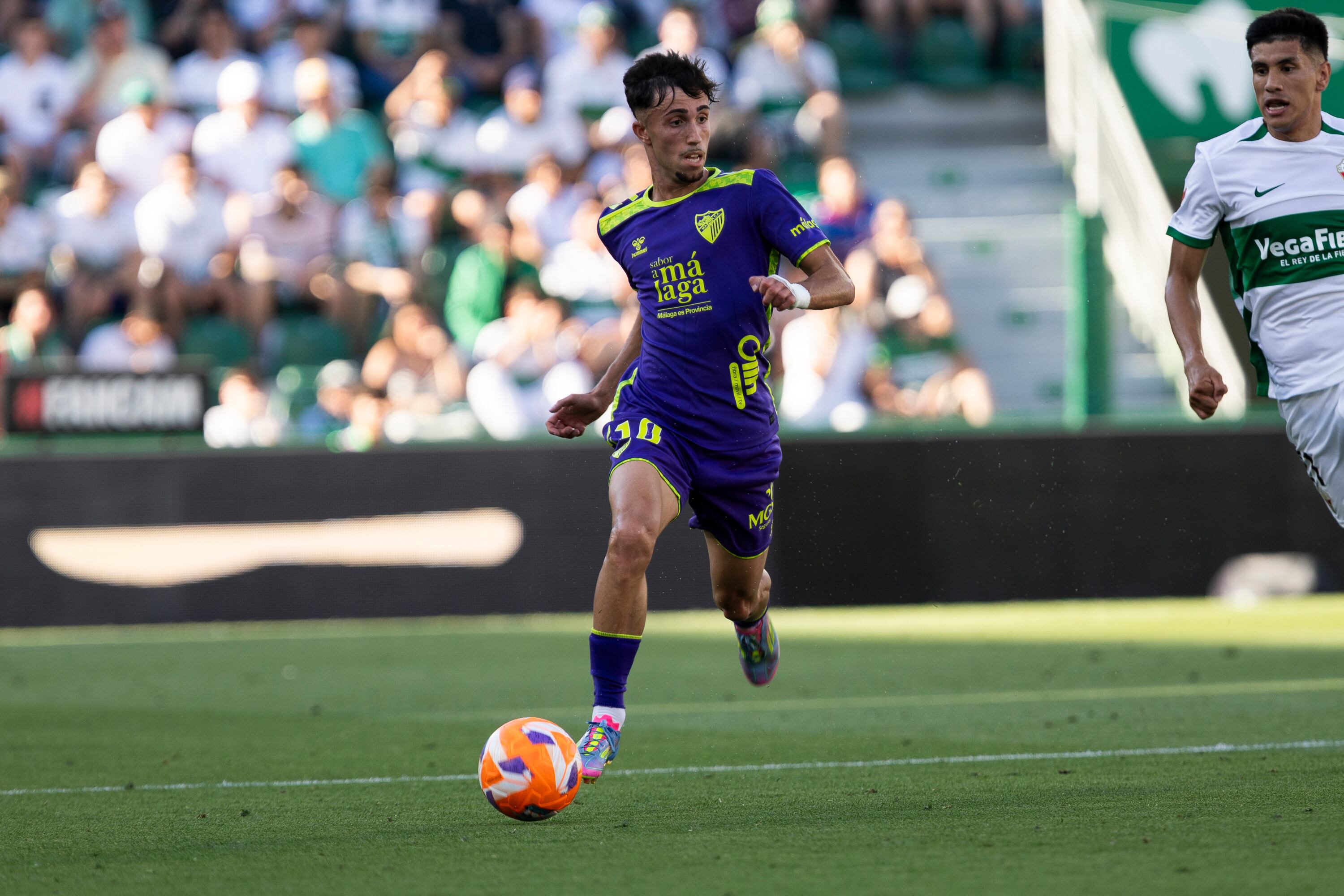 Sobria conducción de balón ante el Elche,