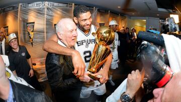 Gregg Popovich y Tim Duncan posan con el campeonato de la NBA que San Antonio Spurs conquist&oacute; en 2014