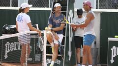 Rafa Nadal y Carlos Moy&agrave;, junto a Iga Swiatek durante un entrenamiento en Roland Garros.