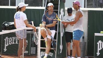 Rafa Nadal y Carlos Moy&agrave;, junto a Iga Swiatek durante un entrenamiento en Roland Garros.