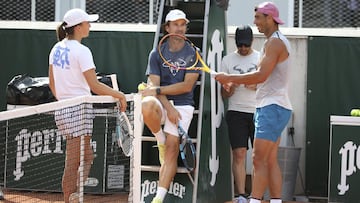 Rafa Nadal y Carlos Moy&agrave;, junto a Iga Swiatek durante un entrenamiento en Roland Garros.