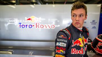 Daniil Kvyat en el box de Toro Rosso en Australia.