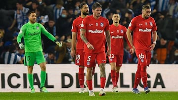 Los jugadores del Atlético lamentan un gol encajado ante la Real Sociedad.