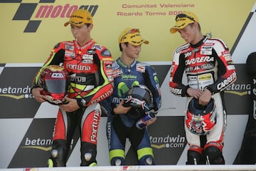 Desde 125 cc. ha tenido una fuerte rivalidad con otro piloto espa?ol, Dani Pedrosa. Una rivalidad que con el paso de los a?os termino suaviz芍ndose. En la imagen ambos en el podio junto a Casey Stone en el GP de Valencia de 2005. Ese a?o Pedrosa gan車 su segundo campeonato de 250 cc.