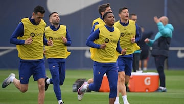 FC Barcelona's players attend a training session at the Joan Gamper training ground in Sant Joan Despi, on March 18, 2023, on the eve of the Spanish league 'El Clasico' football match between Barcelona and Real Madrid. (Photo by LLUIS GENE / AFP)