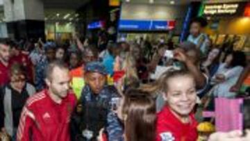 Iniesta pasa entre los hinchas que esperaban a la Roja.