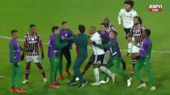 Un furioso Benegas explotó tras el pitazo final y Falcón tuvo que frenarlo