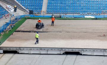 Operarios relizan diversas tareas en la  instalación de butacas, vallas de vidrio y pantallas, así como cambios en la instalación de las bandejas del césped.