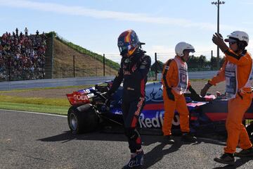 Carlos Sainz se retira por un pinchazo que le hizo salirse en una curva.