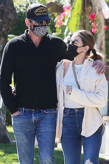 Skeet Ulrich y Lucy Hale desatan críticas tras polémico beso