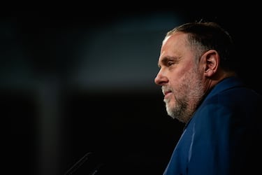 Oriol Junqueras fue condenado a 13 años de prisión y 13 años de inhabilitación absoluta por el Tribunal Supremo en octubre de 2019, por los delitos de sedición (posteriormente modificado a desobediencia tras la reforma del Código Penal) y malversación en el caso del "procés". Cumplió cerca de cuatro años en prisión antes de ser indultado por el Gobierno de España en junio de 2021, lo que extinguió su pena de cárcel.
