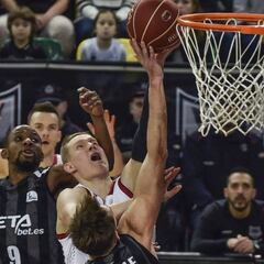 Tabu toma las riendas para ganar al Zaragoza en un gran final