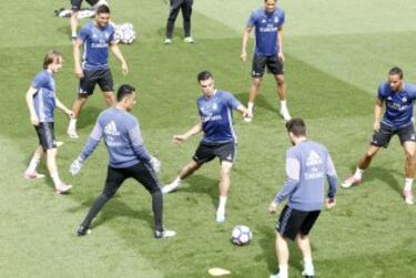 El Real Madrid entrena antes de viajar a Vigo