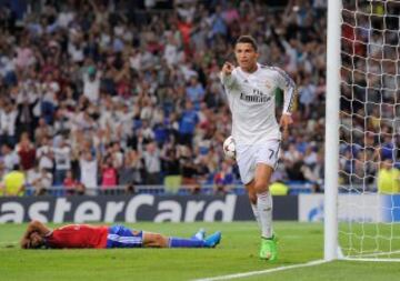 El delantero portugués del Real Madrid Cristiano Ronaldo celebra su gol, tercero del equipo, durante el partido de la primera jornada de la fase de grupos de la Liga de Campeones que Real Madrid y FC Basilea disputan esta noche en el estadio Santiago Bernabéu, en Madrid. 