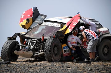 En la etapa 9, Sebastien Loeb y Daniel Elena han perdido toda opción de victoria. Rompieron en frontal de su coche al no ver un agujero. Perdieron más de siete horas en la clasificación general.