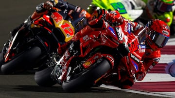 Marc Márquez rueda con la Ducati por delante de Maverick Viñales durante el GP de Qatar de MotoGP.