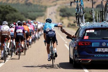 El ciclista Gorka Izagirre Insausti, Astana, coge gel líquido para sus compañeros durante la 13ª etapa de LaVuelta.