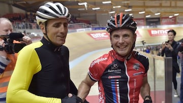 El ciclista Tony Rominger (d) saluda a Miguel Indurain (i) hoy, jueves 17 de marzo de 2016, durante la &quot;Batalla de las Leyendas&quot; en el Vel&oacute;dromo en Grenchen (Suiza). 
 
 