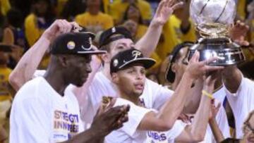 Stephen Curry, con el trofeo de campe&oacute;n de la Conferencia Oeste.