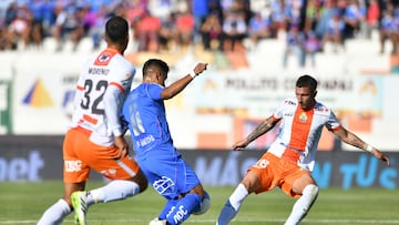 Futbol, Cobresal vs Universidad de Chile
Fecha 3, Liga de Primera 2025
El jugador de Universidad de Chile Nicolas Guerra derecha, disputa el balon con Franco Bechthold tde Cobresal durante el partido de primera division disputado en el estadio El Cobre en El Salvador, Chile.
02/03/2025
Alejandro Pizarro/Photosport
Football, Cobresal vs Universidad de Chile
3th turn, Division League 2025
Universidad de ChileÕs player Nicolas Guerra, center, vies for the ball against Franco Bechtholdt of Cobresal during the first division match at the El Cobre stadium in El Salvador, Chile.
02/03/2025
Alejandro Pizarro/Photosport