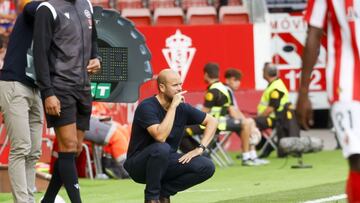 02-09-23. EL ENTRENADOR DEL SPORTING, MIGUEL ÁNGEL RAMÍREZ, DURANTE EL PARTIDO QUE SU EQUIPO DISPUTÓ FRENTE AL BURGOS EN EL MOLINÓN.