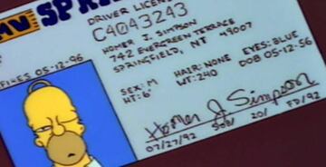 El carnet de conducir de Homer Simpson expone que nació el 12 de mayo de 1956.